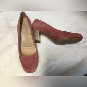 Naturalizer 2” heels. Gold heel. Apricot suede.